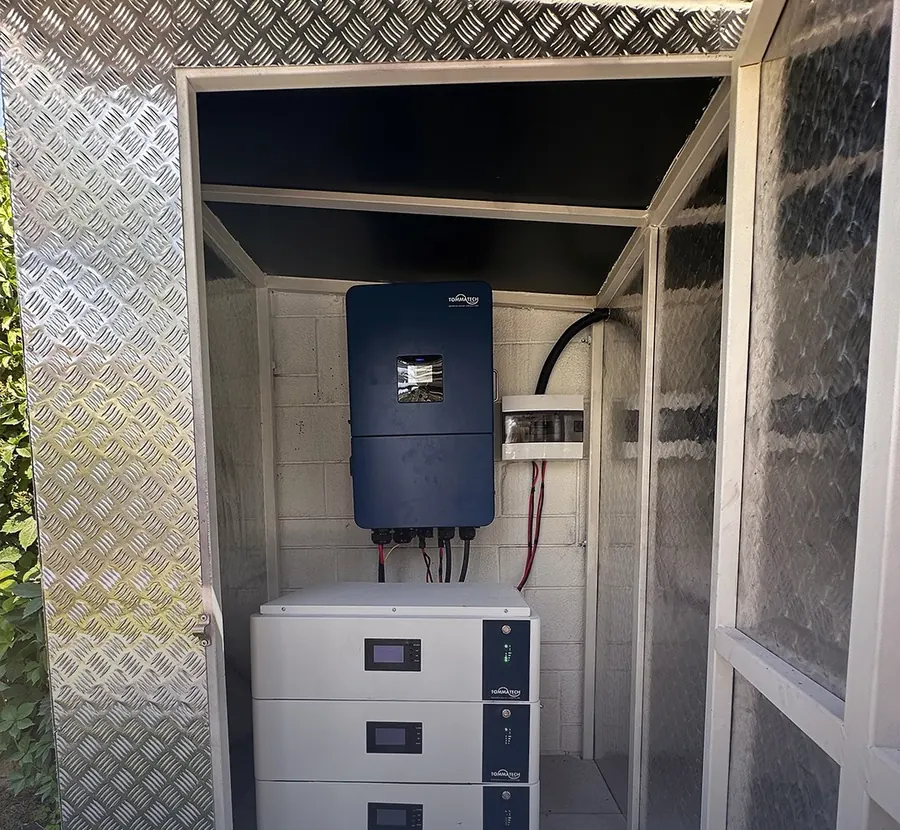 Kemer 15 kW hibrit güneş enerjisi ve akü sistemi